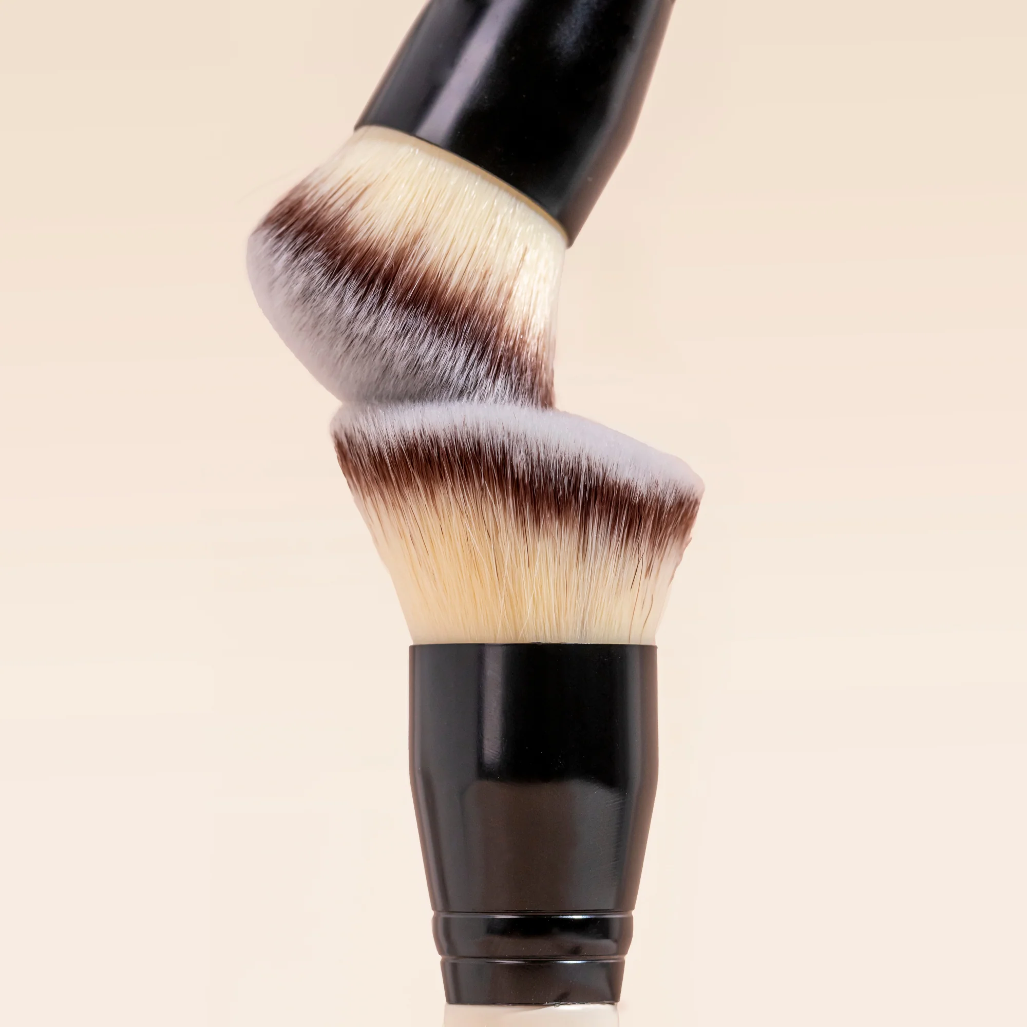 BPerfect x Annalivia - Mini Empress - Cheek & Contour Brush - Image 3